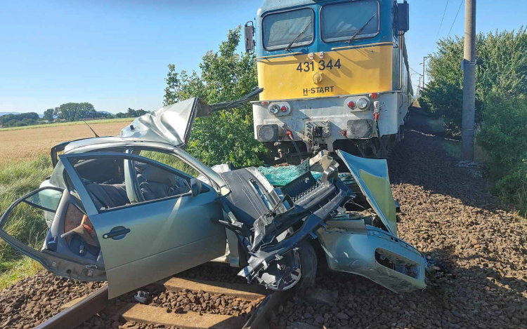 Meghalt a vonattal ütköző autó mindhárom utasa Méránál