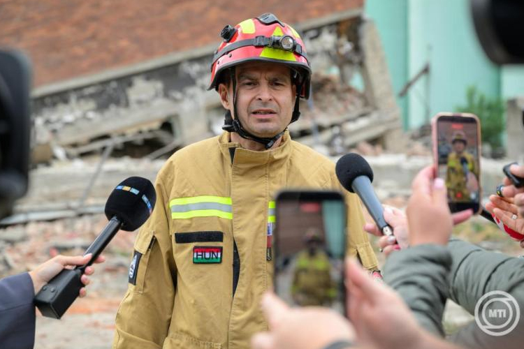 Életveszélyes állapotban mentették ki a férfit az összeomlott épület romjai alól Székesfehérváron