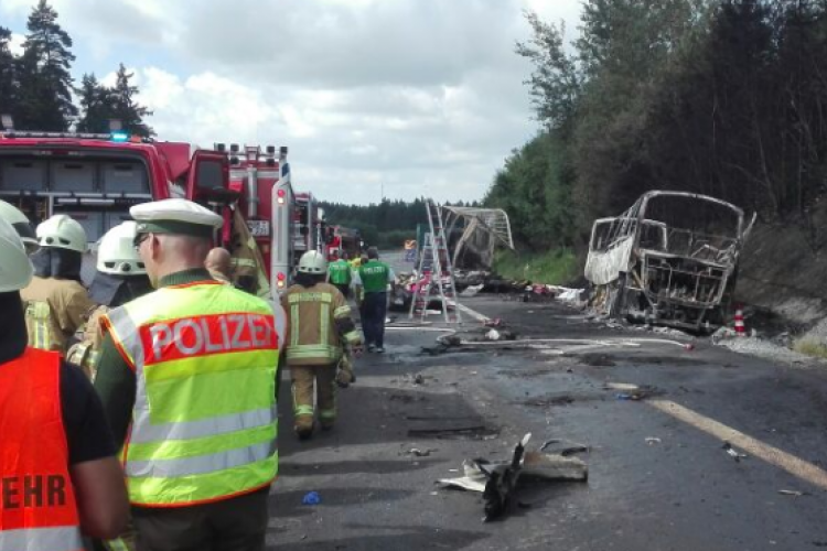 Kiégett egy busz Bajorországban, sok embert nem találnak