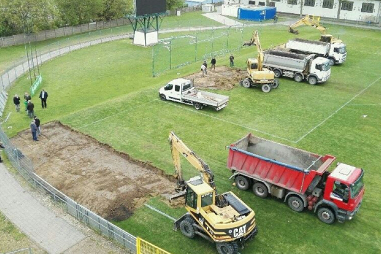 Markolók, teherautók a paksi futballstadionban