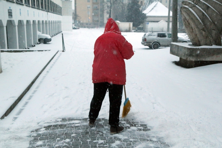 Országszerte csaknem kétezer tűzoltó van készenlétben a havazás miatt