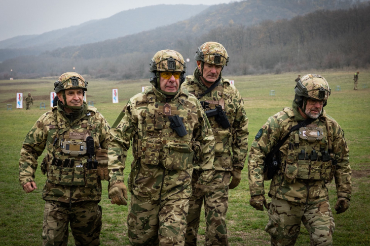 Fegyvert fogott a köztársasági elnök
