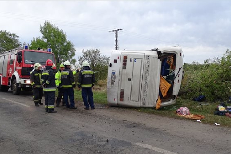 Oldalára borult egy busz Tótkomlósnál