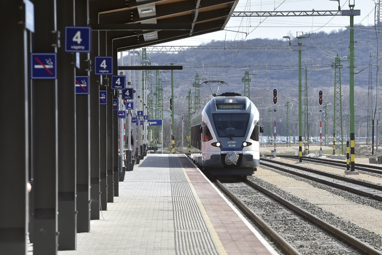 Változik a vonatok és a buszok menetrendje a hosszú hétvégén