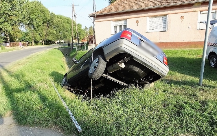 Kocsit lopott, de pár méter után árokba csapódott